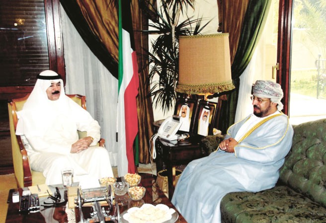الشيخ محمد الخالد خلال استقباله السفير العماني