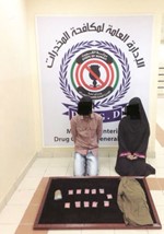 المتهمان وامامها المضبوطات