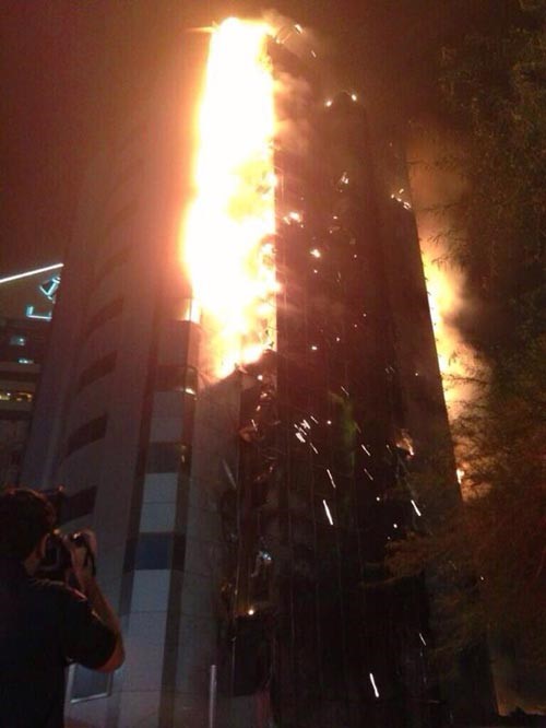 السنة النيران تتصاعد من الطوابق العليا للبناية