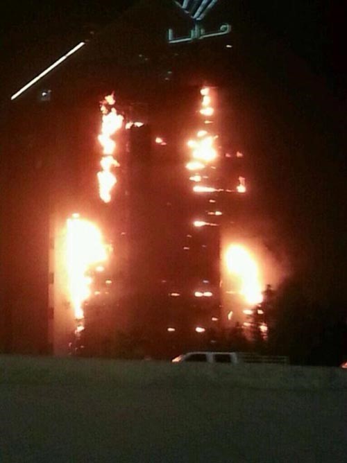 النيران وقد امتدت لتشمل كامل البناية