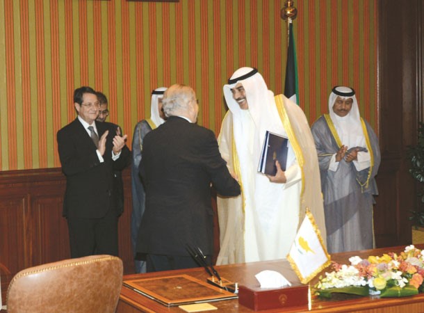 الشيخ صباح الخالد مصافحا د لويانيس كاسوليديس بعد توقيع احدى الاتفاقيات