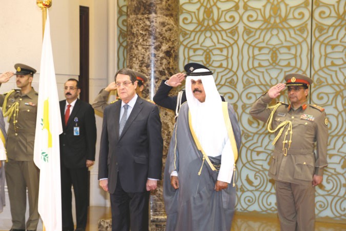 سمو نائب الامير وولي العهد الشيخ نواف الاحمد مستقبلا الرئيس القبرصي نيكوس اناستاسياديس