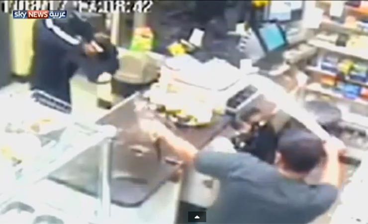 بالفيديو.. صاحب متجر يستخدم السيف بمواجهة لص يحمل مسدساً 