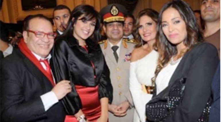صور السيسي مع يسرا وداليا البحيري تثير غضباً عارماً لدى نشطاء التواصل الاجتماعي
