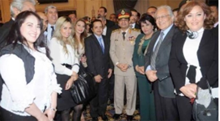 صور السيسي مع يسرا وداليا البحيري تثير غضباً عارماً لدى نشطاء التواصل الاجتماعي