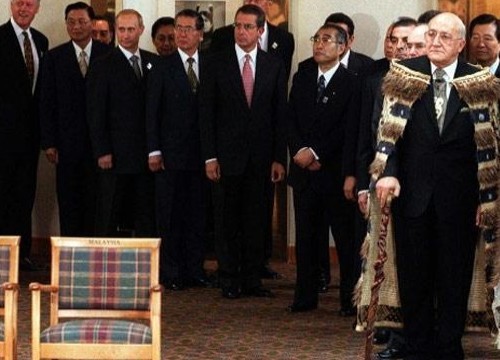 بالصور.. زعماء العالم بأزياء طريفة ومضحكة لم تشاهدوهم بها من قبل 