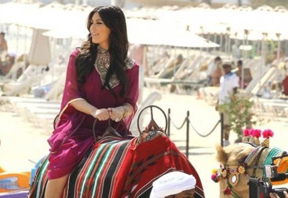 بالصور.. ميريام فارس تنافس كيم كاردشيان من فوق ظهر "الجمل".. فمن الأجمل؟