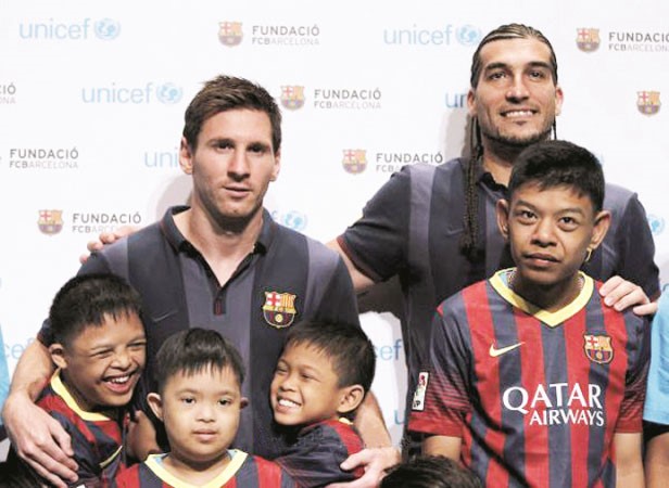 ميسي وبرشلونة يدعمان اطفال شرق اسيا بقمصان جديدة للفريق