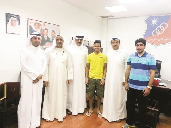 رئيس نادي الكويت عبدالعزيز المرزوق محتفيا بخالد الجنيدل ﻿