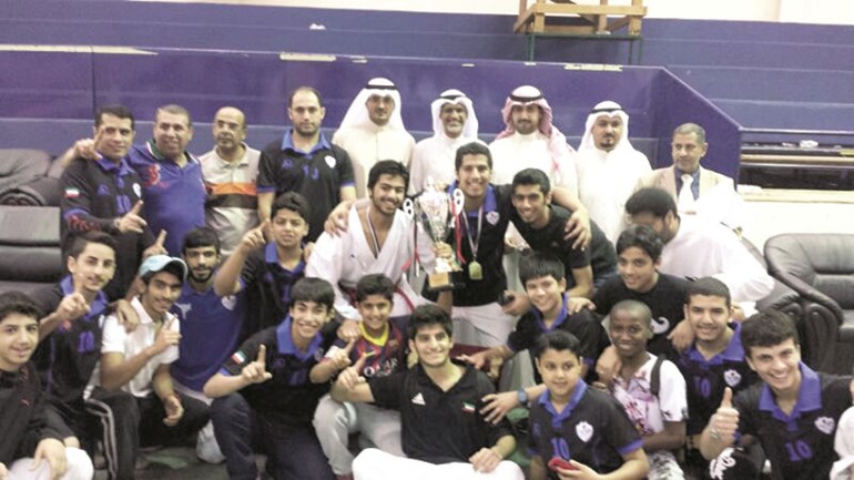 فرحة اللاعبين الفائزين بالميداليات