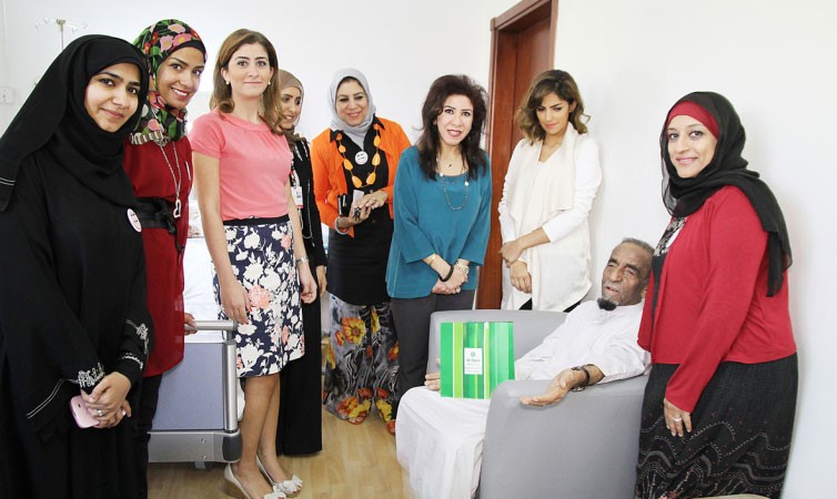 موظفو التجاري في المركز مع المرضى