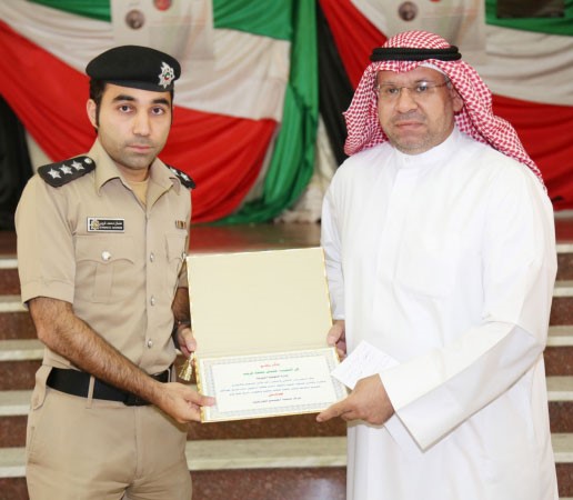 النقيب عثمان غريب يتسلم درعا تذكارية﻿