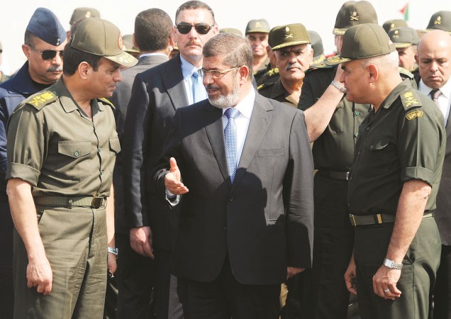 صورة ارشيفية تجمع الفريق اول عبد الفتاح السيسي مع الرئيس المعزول محمد مرسي	 ا پ﻿
