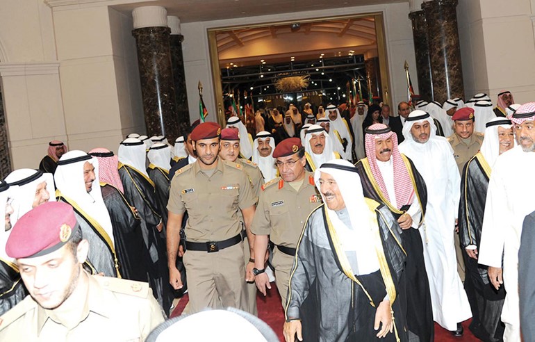 صاحب السمو الامير الشيخ صباح الاحمد لدى عودته وفي استقباله سمو ولي العهد وجاسم الخرافي والشيخ جابر العبدالله والشيخ علي الجراح ودعبدالله المعتوق وكبار الشيوخ