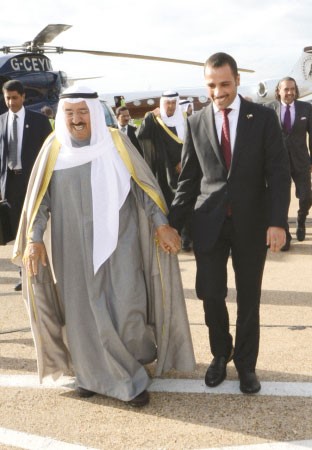 صاحب السمو الامير الشيخ صباح الاحمد لدى مغادرته لندن وفي وداعه رئيس مجلس الامة مرزوق الغانم﻿