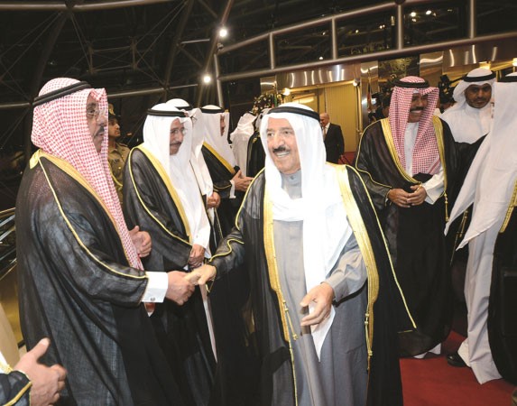 الشيخ جابر الخالد مرحبا بصاحب السمو ويبدو سمو ولي العهد والشيخ شملان العبد العزيز﻿