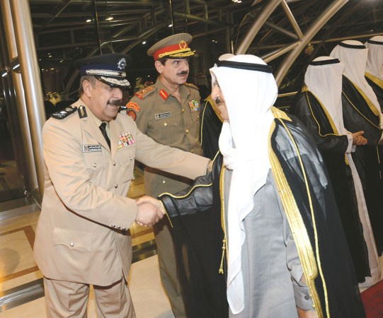 صاحب السمو الامير الشيخ صباح الاحمد مصافحا الفريق غازي العمر ﻿