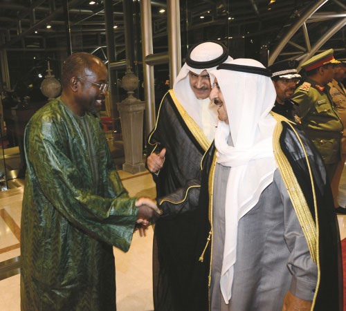صاحب السمو الامير مصافحا السفير عبد الاحد امباكي﻿