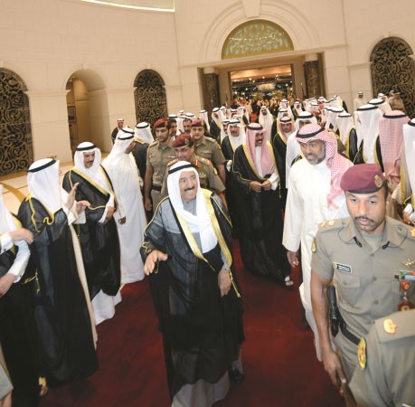صاحب السمو الامير الشيخ صباح الاحمد لدى وصوله الى البلاد وفي استقباله سمو ولي العهد الشيخ نواف الاحمد والشيخ جابر العبدالله وكبار الشيوخ﻿