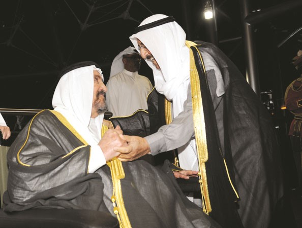 صاحب السمو الامير الشيخ صباح الاحمد مصافحا سمو الشيخ سالم العلي ﻿