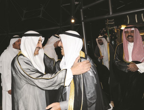 صاحب السمو الامير مصافحا جاسم الخرافي ﻿