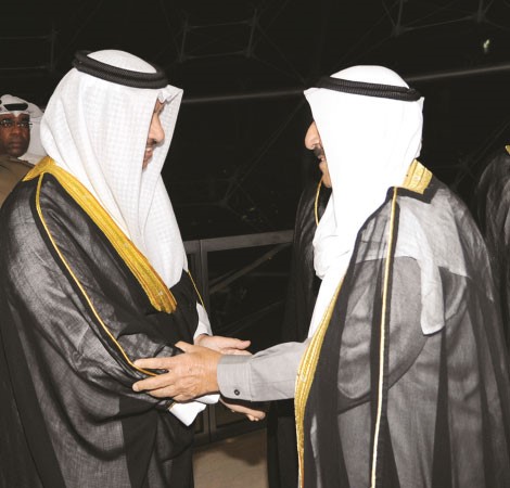 سمو رئيس الوزراء الشيخ جابر المبارك مصافحا صاحب السمو الامير ﻿