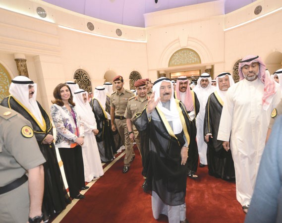 صاحب السمو الامير الشيخ صباح الاحمد يحيي مستقبليه ويبدو سمو ولي العهد والشيخ علي الجراح ود رولا دشتي ﻿
