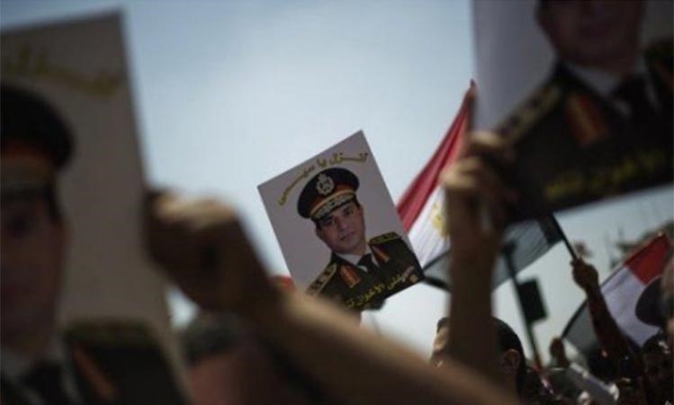 بالفيديو.. شباب يطوفون حول صورة السيسي ويسجدون له.. و«نريد السيسي رئيساً لمصر» تجمع 4 ملايين استمارة تأييد 