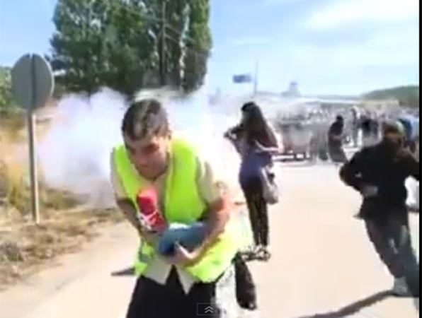 بالفيديو... قنبلة تنفجر وسط الناس أثناء تغطية تلفزيونية