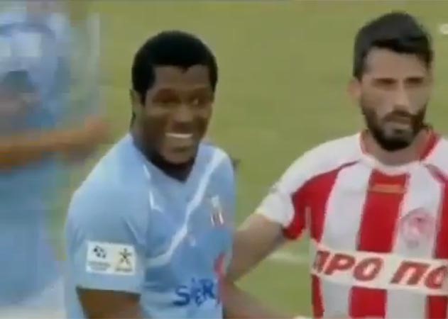 بالفيديو.. لاعب يصاب بحالة هيستيرية من الضحك بعد طرده 