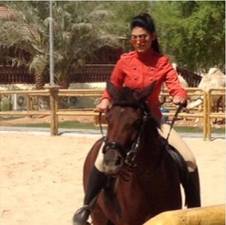 شيلاء سبت تتباهى بمهارتها في ركوب الخيل.. والجمهور ينتقد ملابسها الضيقة