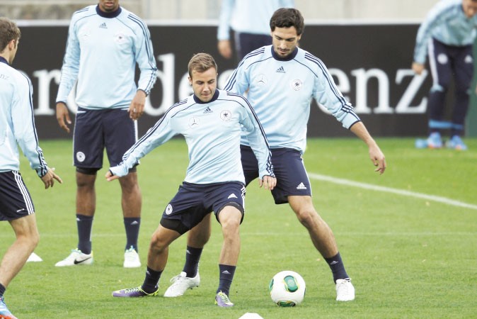 مات هوملز وماريو غوتسه في تدريب المنتخب الالماني رويترز