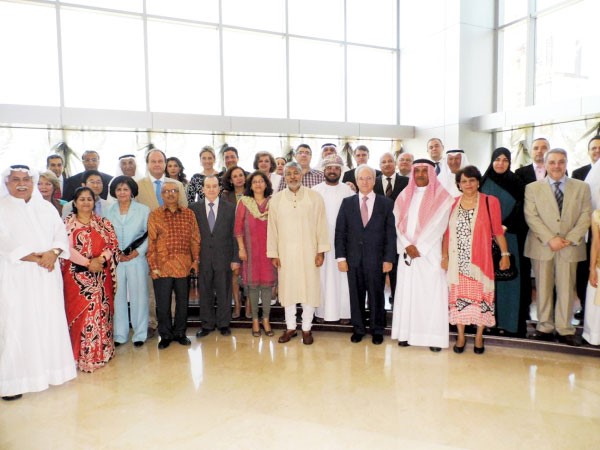 السفير العماني محاطا باعضاء السلك الديبلوماسي ومواطنين خلال احدى الحفلات