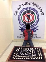 الاسيوي وامامه المخدرات المضبوطة﻿