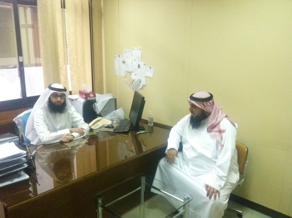 عاصم العصيمي مستقبلا احد المراجعين﻿