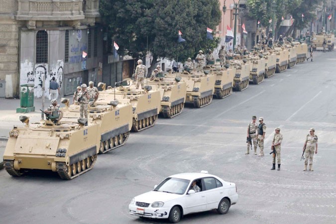 صورة ارشيفية لانتشار اليات تابعة للجيش المصري في احد مداخل ميدان التحرير لتامينه اپ