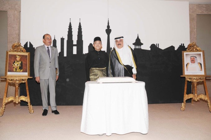 مصطفى الشمالي يشارك سفير ماليزيا قطع كعكة الاحتفال انور الكندري 