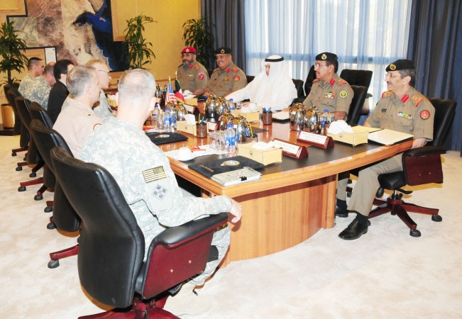  الشيخ خالد الجراح في لقائه مع قائد القوة البرية الاميركية الوسطى ﻿