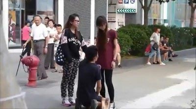 بالفيديو.. فتاة تضرب صديقها امام الناس وتهينه بعدما اجبرته على الركوع .. وادخلته المستشفى