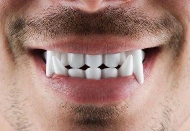 مصاص دماء حقيقي يشرب كوباً من دم زوجته يومياً