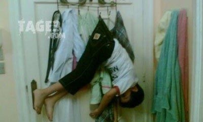 صورة لصبي معلق في شماعة للملابس تثير  الجدل بين مستخدمي المواقع الاجتماعية