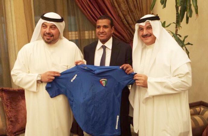 الشيخ طلال الفهد يهدي السفير عبدالعال القناعي تي شيرت الازرق