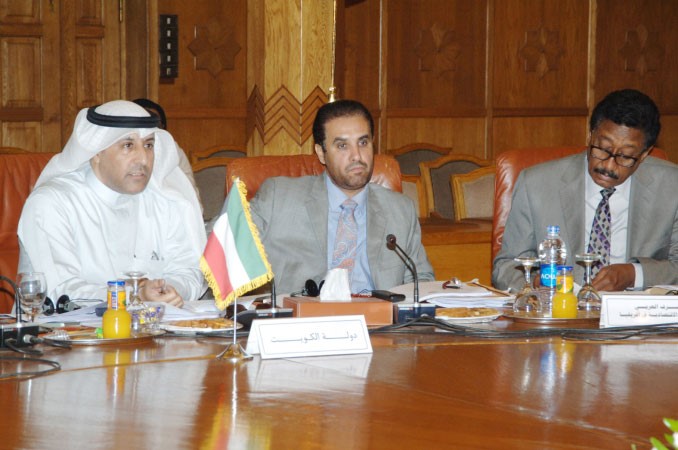 السفير عزيز الديحاني والسفير راشد الهاجري اثناء الاجتماع ناصر عبد السيد