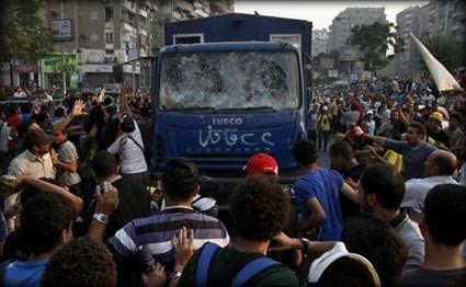 بالفيديو.. مدرعة عسكرية تدهس المتظاهرين في الإسكندرية