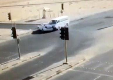 بالفيديو.. حادث تصادم عنيف بعد تجاوز الإشارة الحمراء بالكويت 