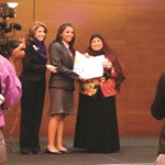منيرة تسلم احدى المكرمات شهادتها﻿