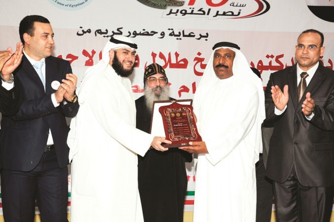 الشيخ مشعل الفهد يكرم احد الابطال الكويتيين الذين شاركوا في انتصار اكتوبر 	قاسم باشا﻿