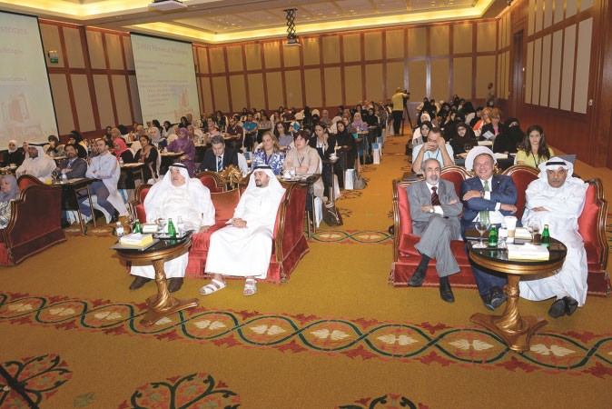 متابعة من الحضور للمتحدثين في المؤتمر