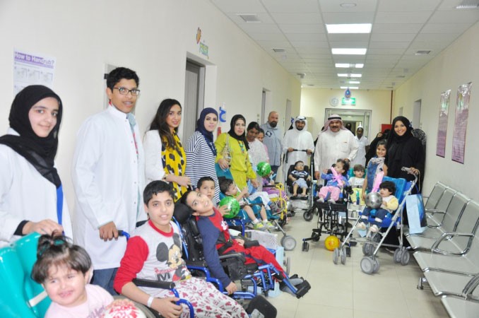 عدد من المهندسين والمهندسات مع مجموعة من الاطفال﻿