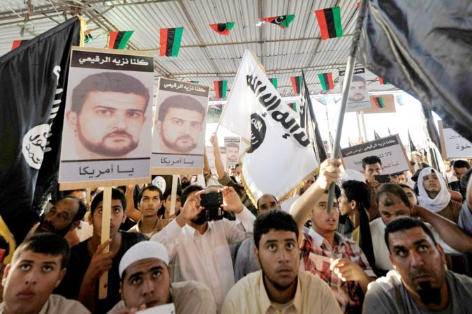 ليبيون ينددون باعتقالالقيادي في القاعدة ابو انس الليبي خلال تظاهرات بطرابلس امس الاول رويترز 